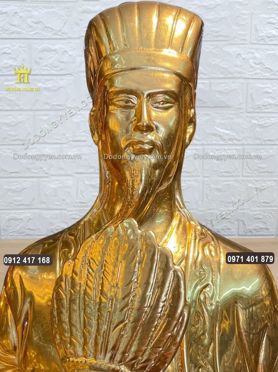 &Aacute;nh mắt nh&igrave;n thẳng đầy uy nghi&ecirc;m của Ng&agrave;i được chạm khắc sắc n&eacute;t